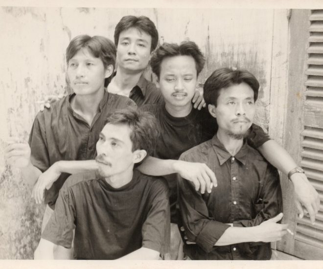 Họa sĩ Hồng Việt Dũng được biết đến là thành viên của nhóm Gang of Five, một nhóm nghệ sĩ có ảnh hưởng sâu rộng trong giai đoạn Đổi Mới của nghệ thuật Việt Nam